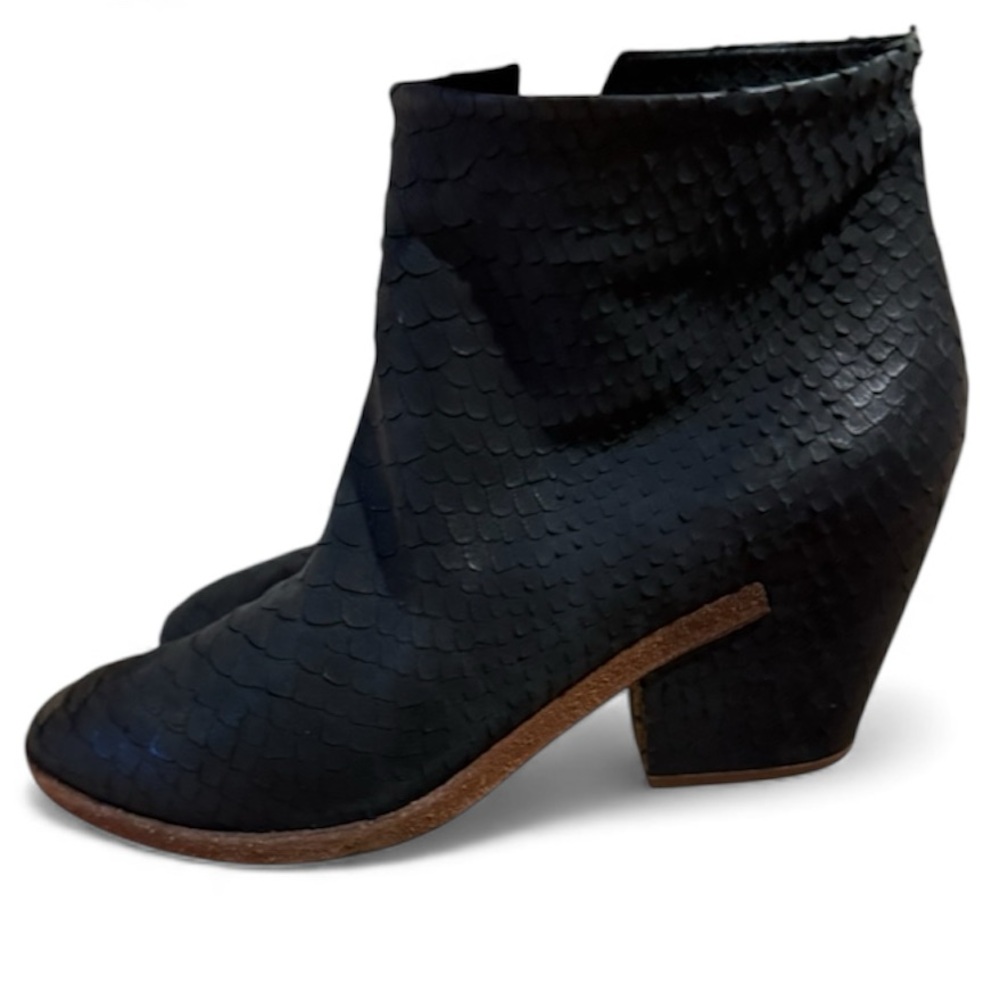 Roberto Del Carlo Black Textured Ankle Booties size 38 or 7.5! Italian Leather